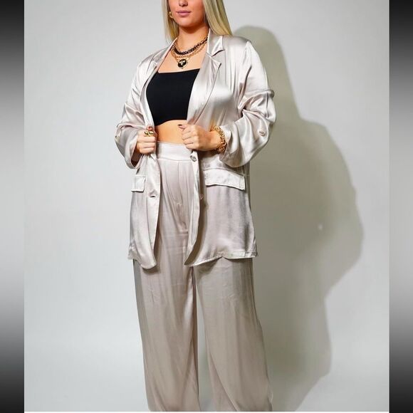 Italian Satin Blazer and Pants Set - Picture 9 of 16